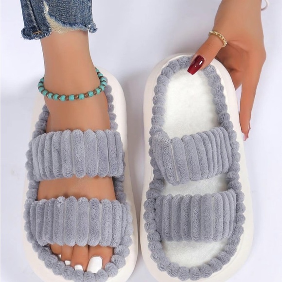 Cider NWT Gray and White Plush Knit Slip-On Slippers - Picture 3 of 7
